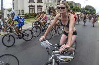BILLEDER OG VIDEO Nøgne cyklister for grøn energi 