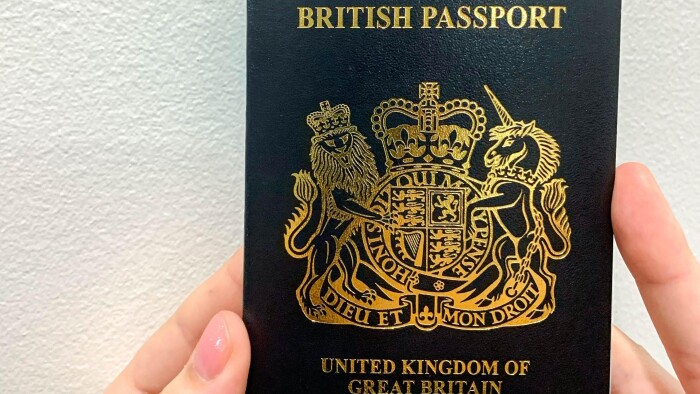 Briternes nye brexit-pas skal produceres i Polen, og...