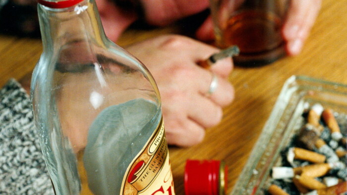 Flere ældre bliver behandlet for misbrug af alkohol | Ligetil | DR