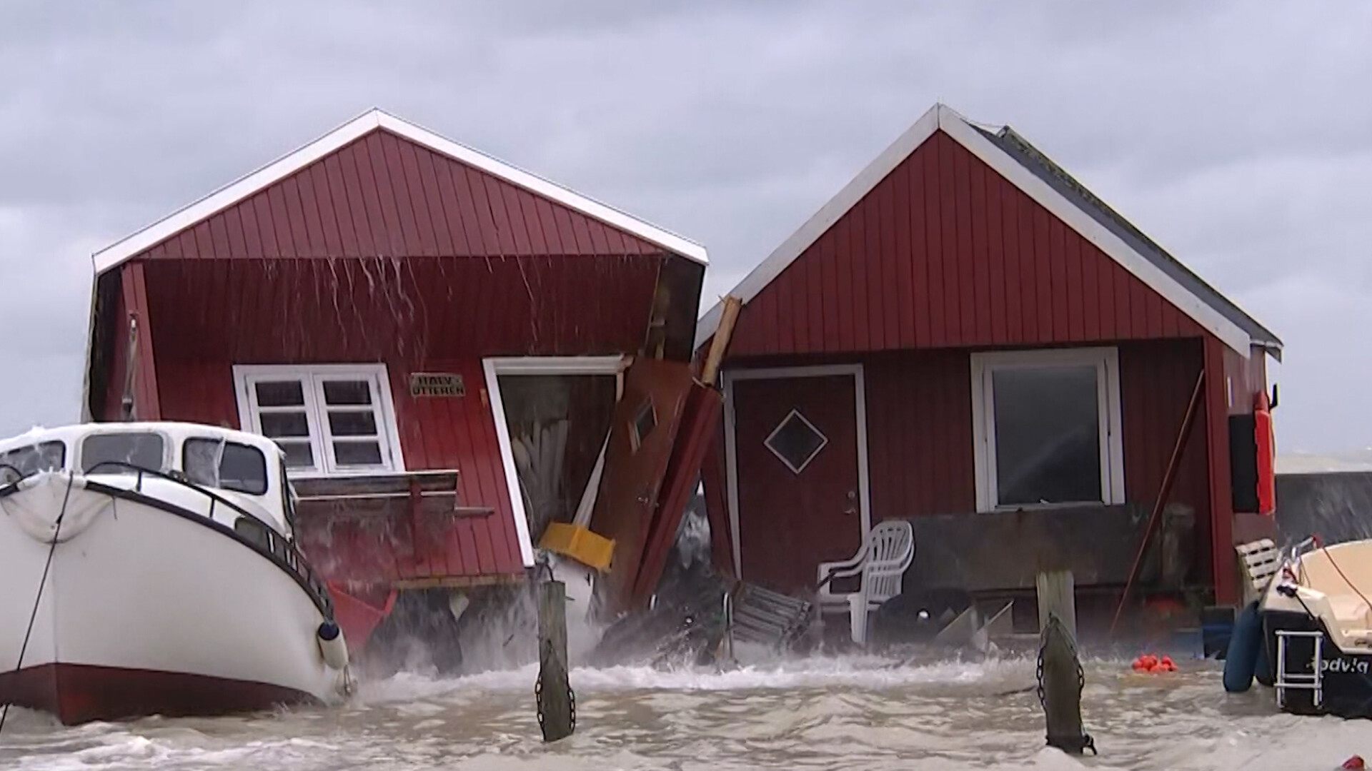 B Dhuse Er Ved At Bukke Under For Vejret Og Driver Ud I Vandet