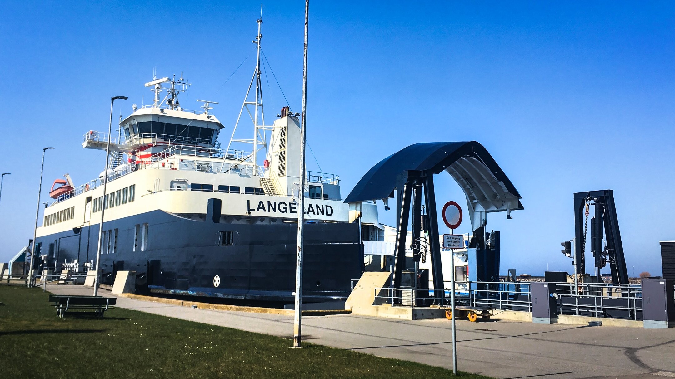 Færge under pres: Lastbiler tager broen efter prisdump | Sjælland | DR