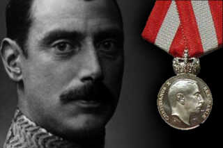 Ian Fleming modtog Kong Christian Xøs Frihedsmedalje, som blev tildelt udlændinge og danskere bosat i udlandet, som gjorde en særlig indsats for Danmark under krigen.