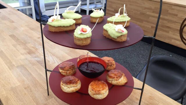 scones med solbærcurd og små tærter med myntecreme