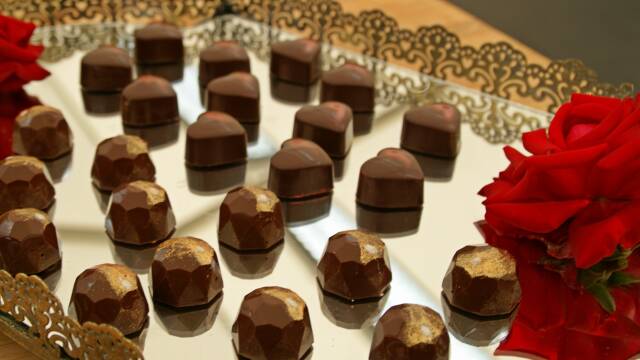 Fyldte chokolade på guldfad