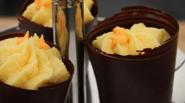 Banancupcakes med omslag af mørk chokolade