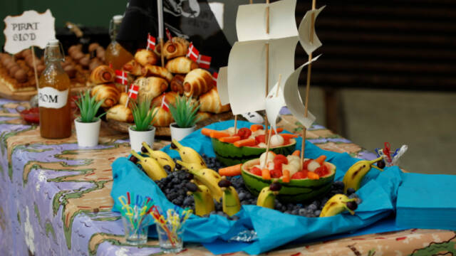 Frugt til børnefødselsdagen | Banandelfiner | Find opskriften her Mad | DR | Mad | DR
