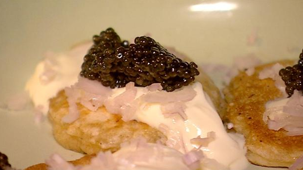 Billede af blinis med kaviar og cremefraiche