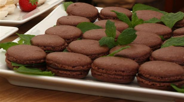 Mørk macaroons med chokolade