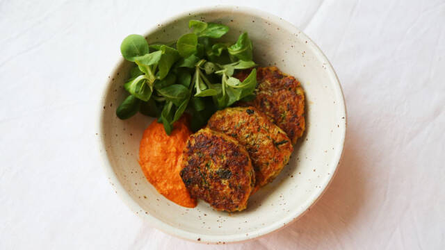 Grøntsagsfrikadeller med hummus og salat