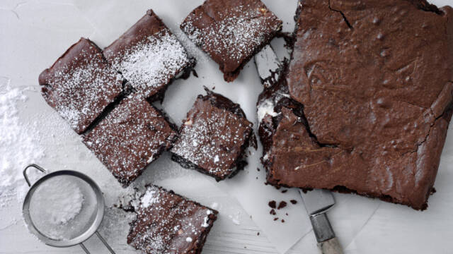 brownies på hvid tallerken