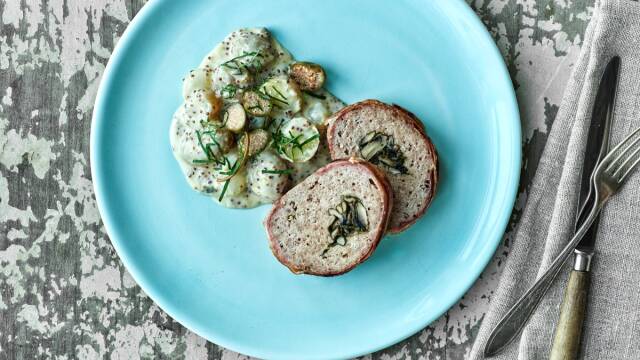 blå tallerken med farsbrød, kantareller og sennepsstuvede kartofler
