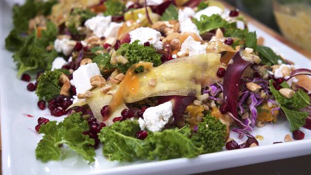Skøn salat på fad.