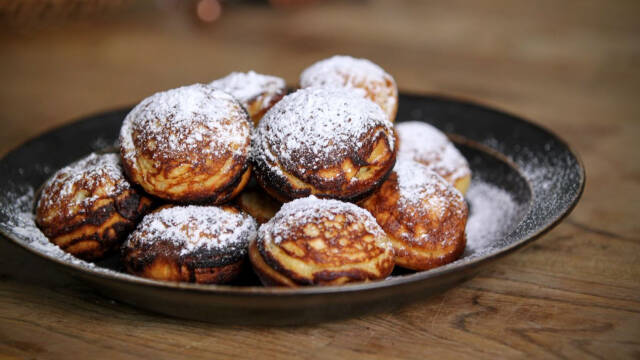 Gorms æbleskiver på tallerken med flormelis drysset over