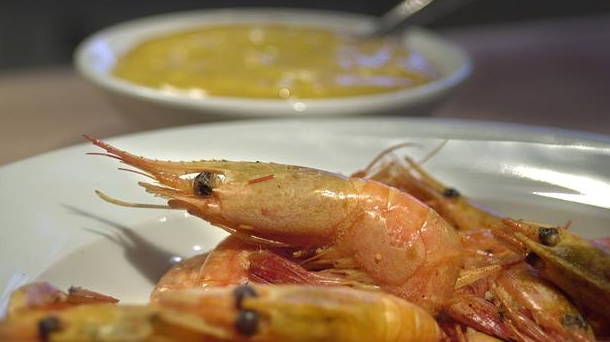 Billede af hjemmerøgede rejer og aioli