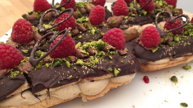 Billede af eclairs med mokkacreme, chokolade og hindbær