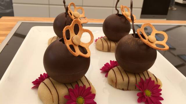 Billede af flotte desserter med brownie og chokoladekugler