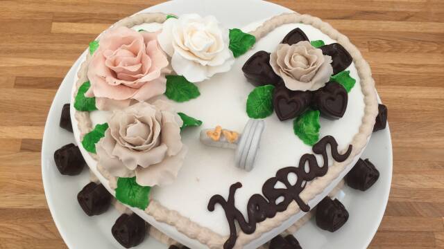 Billede af smuk hjertekage pyntet med blomster