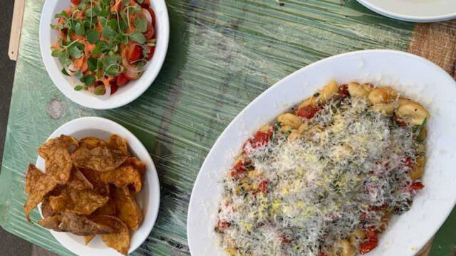 Gnocchi og tomatsalat med vinagrette, oliven og friterede kartoffelskræller