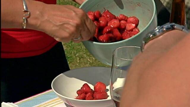 Jordbærdessert vendt med sukker og balsamico