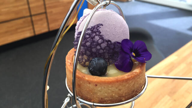 Citrontærte pyntet med blomster og macarons