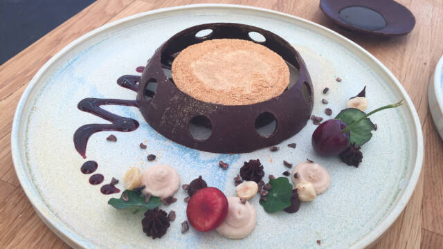 Chokoladedessert  på tallerken