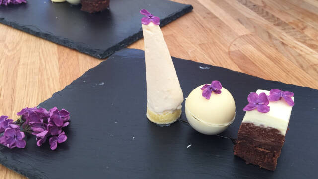Passionsdessert på tallerken