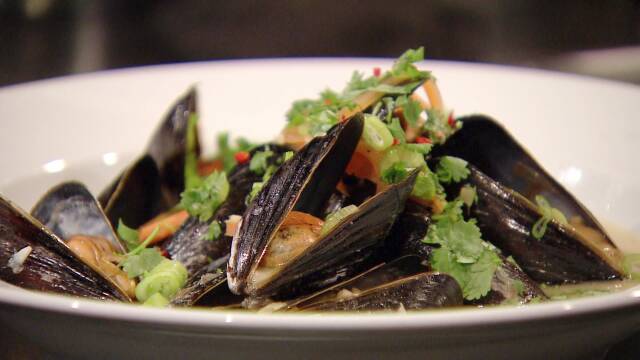 Moules mariniéres i dyb tallerken - Blåsmuslinger