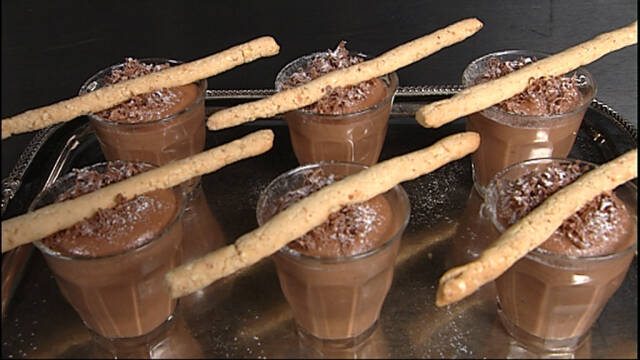 Billede af portionsanrettede nougatmousse serveret med sprøde grissini til.