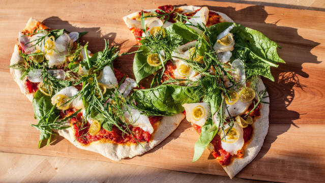 friskbagt pizza med fisk