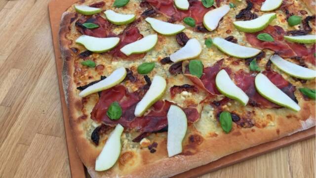 Hvid pizza med nødder, pære og ost.