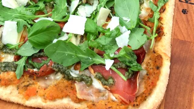 Pizza med serano, pesto og artistokker.