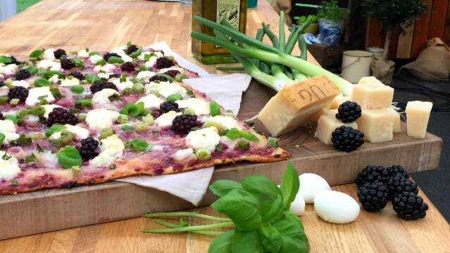 Smuk pizza med friske bær og italienske oste.