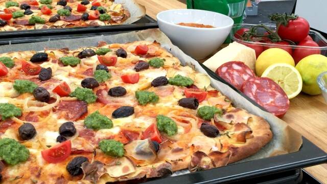 Pizza med lækkert fyld i bradepander