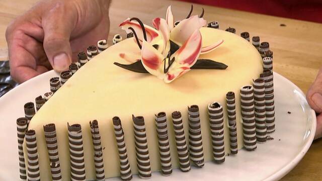dråbeformet jordbærkage med marcipan, og chokoladeblomster