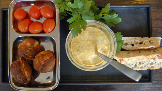 Hjemmelavet remoulade med fiskefrikadeller og tomater
