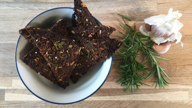 Rugbrødschips med rosmarin