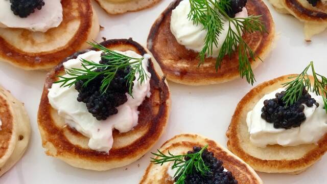 Blinis toppet med creme fraiche og kaviar