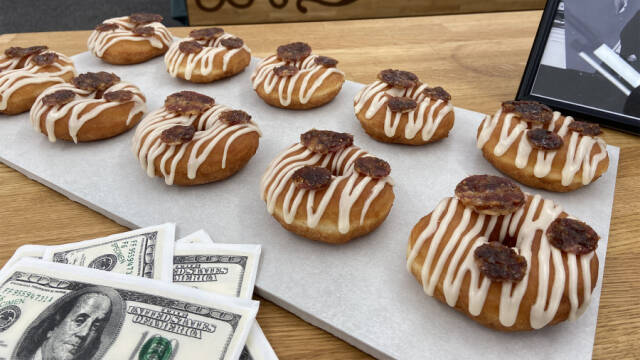 Donuts med ahornsirup og kandiseret bacon