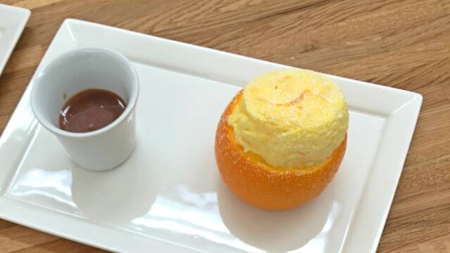 Appelsinsoufflé serveret med karamelsauce