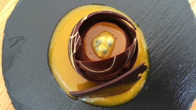 Billede af smuk chokoladedessert med chokolademousse og passionsfrugt