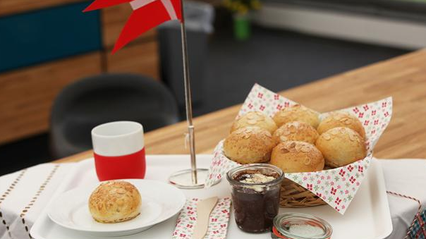 Kardemommeboller med perlesukker og mandler