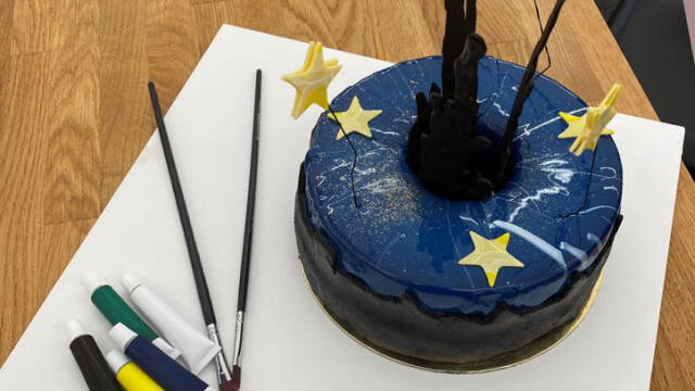 Blå kage med gule stjerner på et lærred