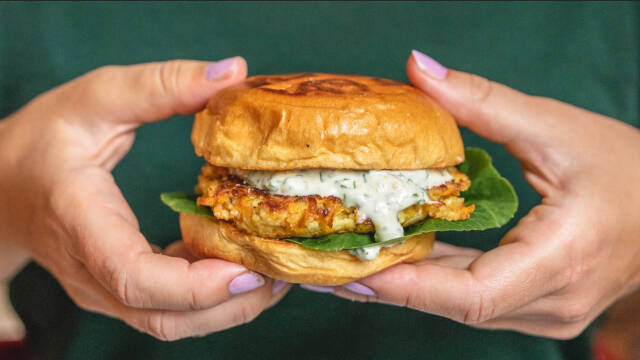 Vegetarburger holdt i to hænder