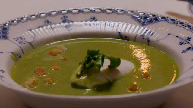 Grøn suppe i dyb tallerken med pynt
