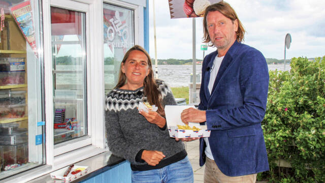 Anne Hjernøe og Anders Agger foran en pølsebod