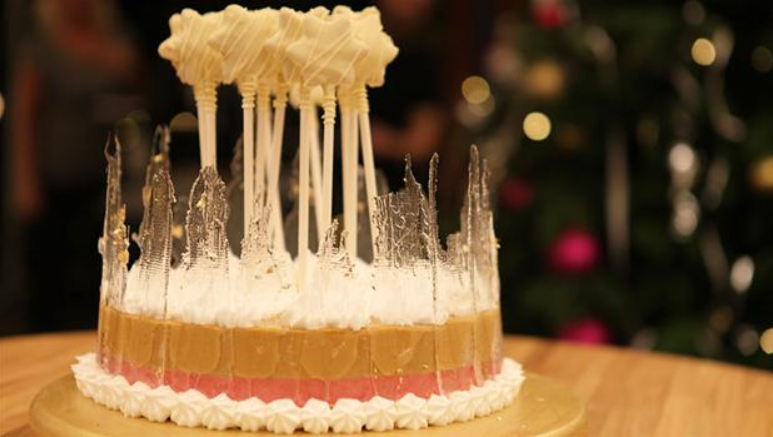 Billedet viser en eventyrlig og festlig nytårsforsæt-kage i pastelfarver