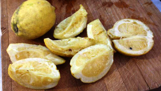 Citroner på skærebræt