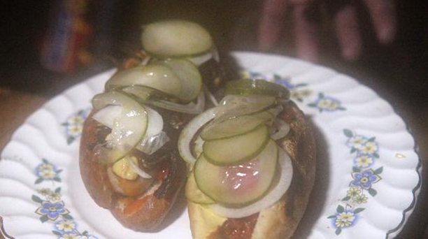 Billede af hotdog toppet med hjemmelavet agurkesalat.
