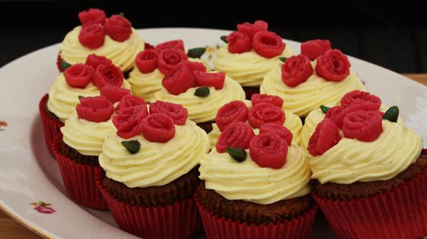 Bedstemor med slag i-cupcakes med hindbær på toppen