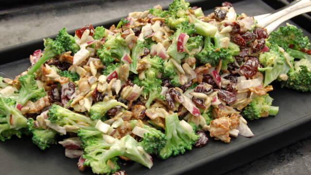 Grøn og lækker broccolisalat med bacon og tranebær
